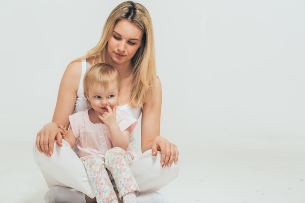 Mère avec enfant bébé portrait assis étage studio