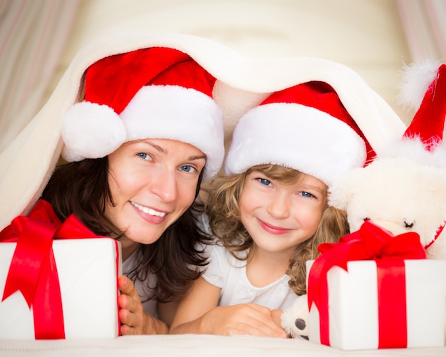 Mère et enfant avec cadeau de Noël. Concept de vacances de Noël