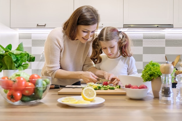 Mère et enfant cuisiner ensemble à la maison dans la cuisine