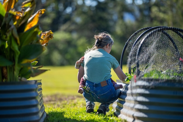 mère et enfant dans un jardin se connectant ensemble en Australie