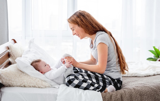 Mère avec enfant dans le lit