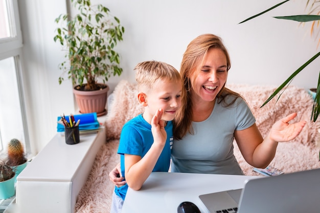 Mère avec enfant essayant de travailler à domicile pendant la quarantaine. Restez à la maison, travaillez à domicile pendant la pandémie de coronavirus