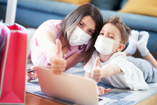 Photo mère et enfant faisant des achats en ligne pendant la pandémie de coronavirus