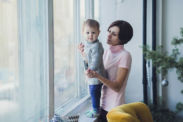 Mère et enfant à la fenêtre