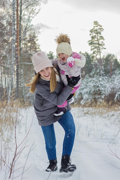 Mère et enfant fille sur une promenade hivernale dans la nature