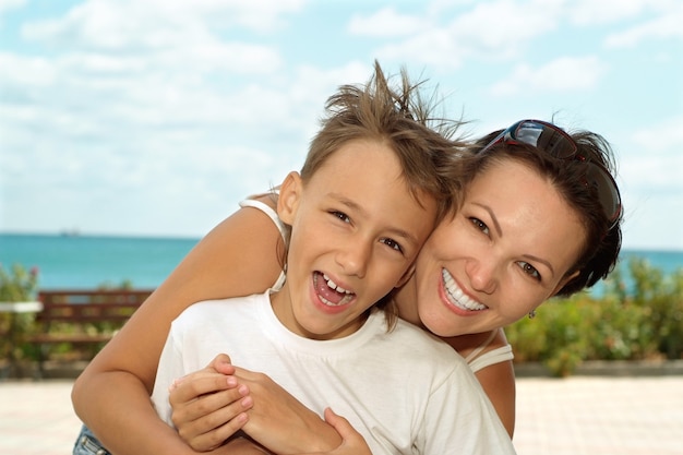 Mère et enfant sur le fond de la mer