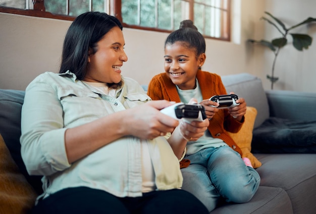 Mère enfant et jeu vidéo à la maison pour se détendre ensemble pour une famille heureuse le week-end