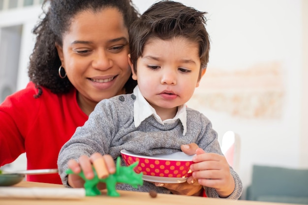 Mère et enfant jouant au jeu