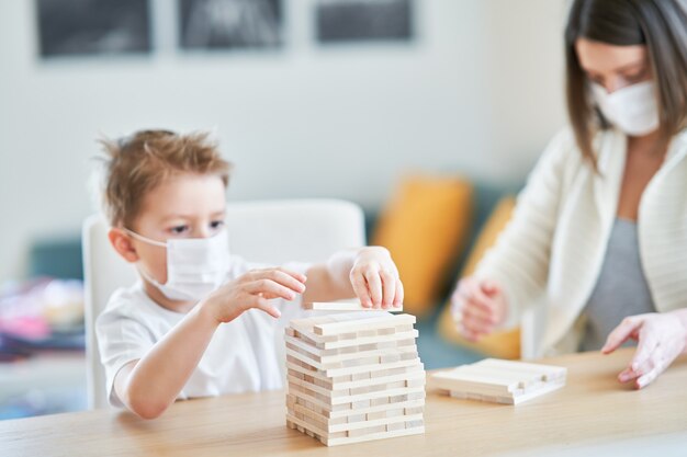 mère et enfant jouant ensemble à la maison isolement pendant la pandémie de coronavirus