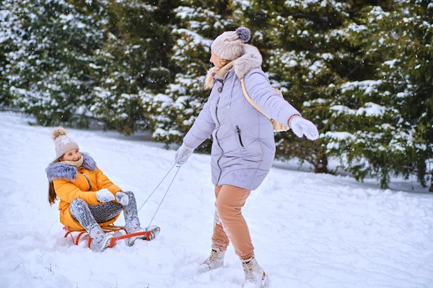 Mère et enfant jouant en hiver