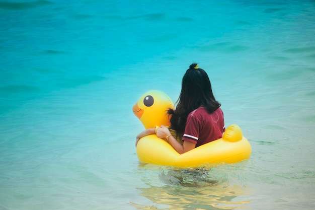 La mère et l'enfant jouent la mer à la plage