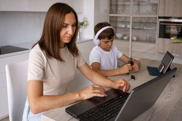 Photo mère et enfant à la maison plan moyen