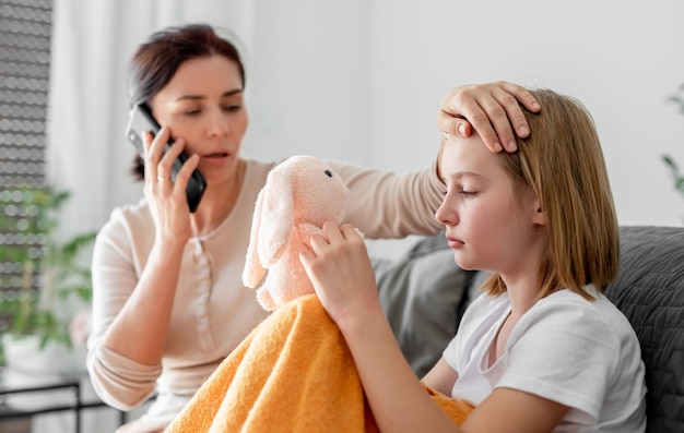 Mère avec enfant malade