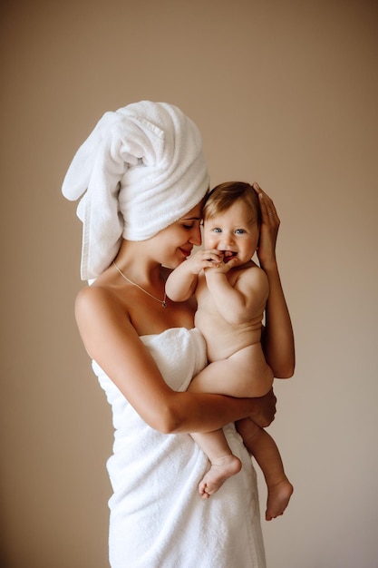 Mère et enfant mère et enfant heureux après la douche