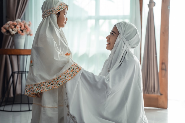 Mère et enfant musulmans avec foulard pour prier