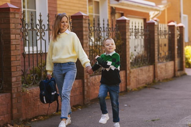 mère et enfant le premier jour d'école, vue latérale