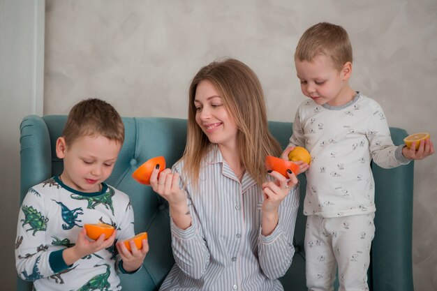 Mère avec enfant prenant son petit déjeuner dans la cuisine