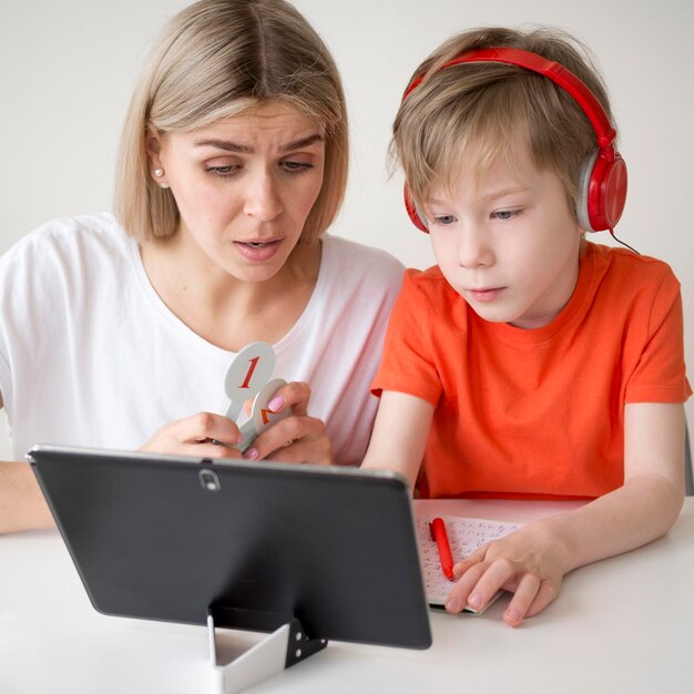 Mère et enfant regardant une tablette