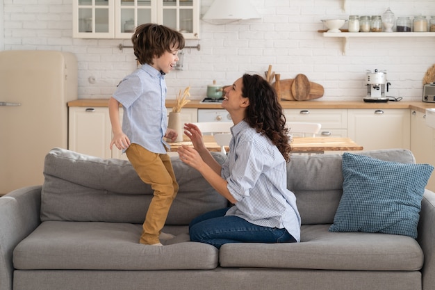 Mère et enfant riant et s'amusant