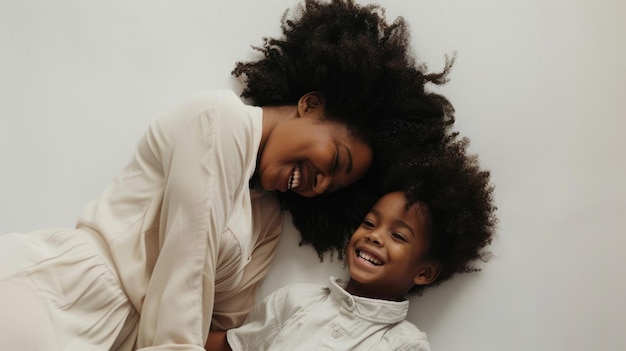 Mère et enfant rient joyeusement ensemble