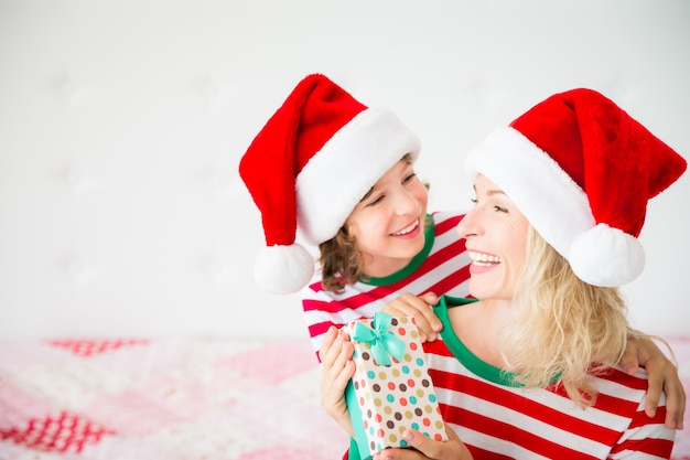 mère et enfant s'amusant à Noël