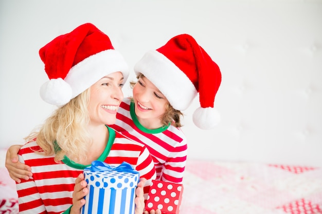 mère et enfant s'amusant à Noël