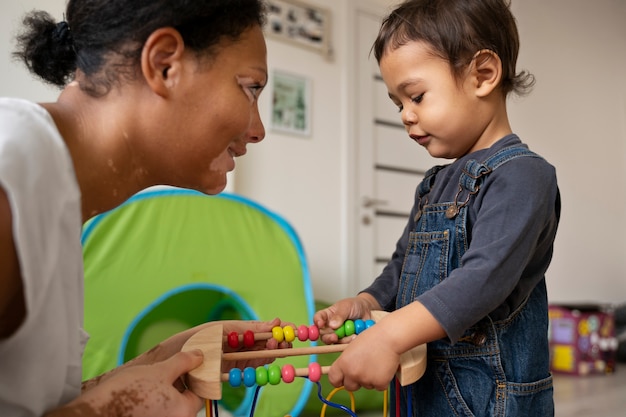 Photo mère et enfant s'amusant