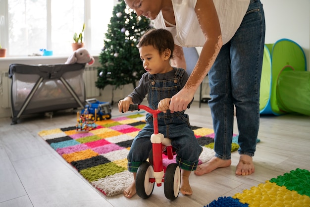 Photo mère et enfant s'amusant