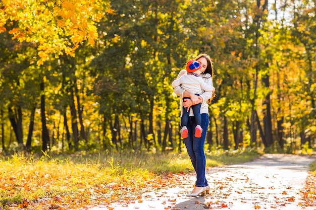 mère et enfant se promène le soir dans le parc, soleil chaud