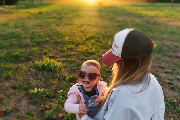 Mère et enfant se promènent dans le parc le soir