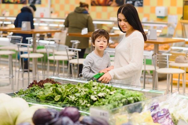 Mère Et Enfant Shopping Au Marché Fermier Pour Les Fruits Et Légumes