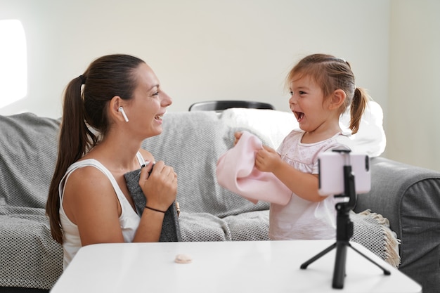 Mère avec enfant en streaming vidéo en ligne