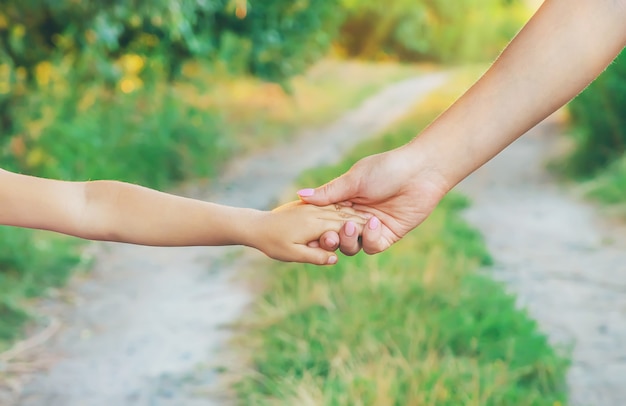 Mère et enfant vont par la main