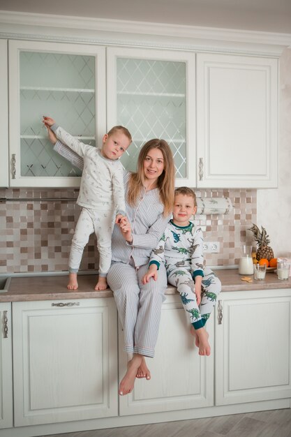 Mère avec enfants dans la cuisine