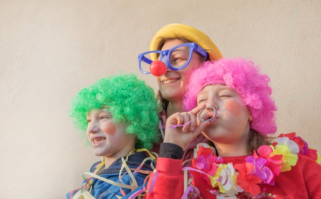 Mère enfants, dans, masque carnaval, sourire, togheter, extérieur