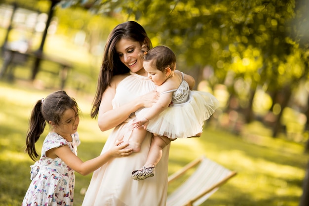 Mère avec enfants dans le parc