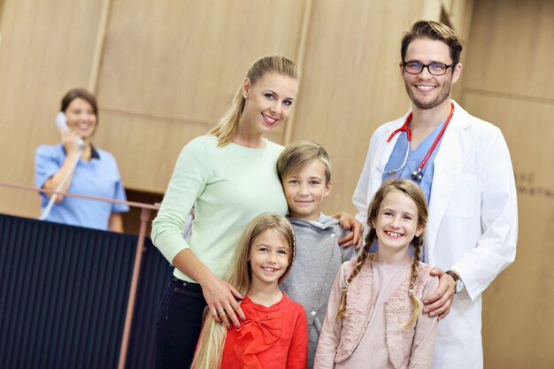 mère et enfants ensemble à l'hôpital avec un médecin