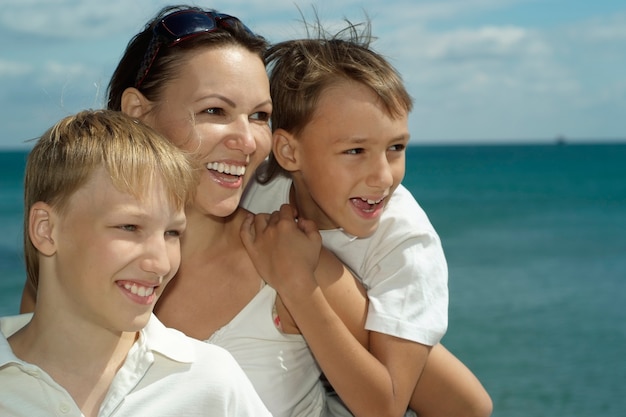 Mère et enfants sur le fond de la mer