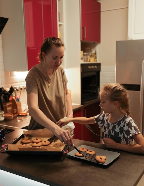 mère et enfants préparent des biscuits