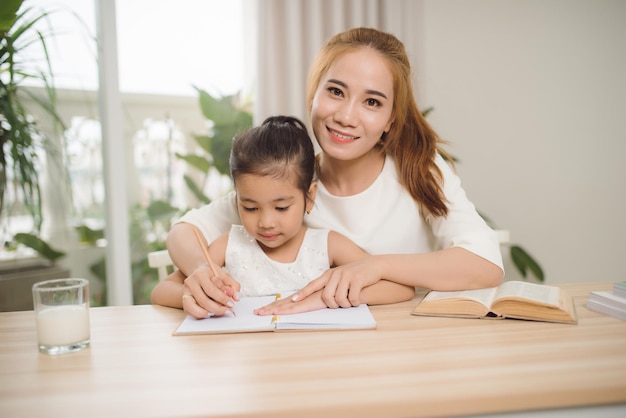 Mère enseignant à sa fille comment écrire