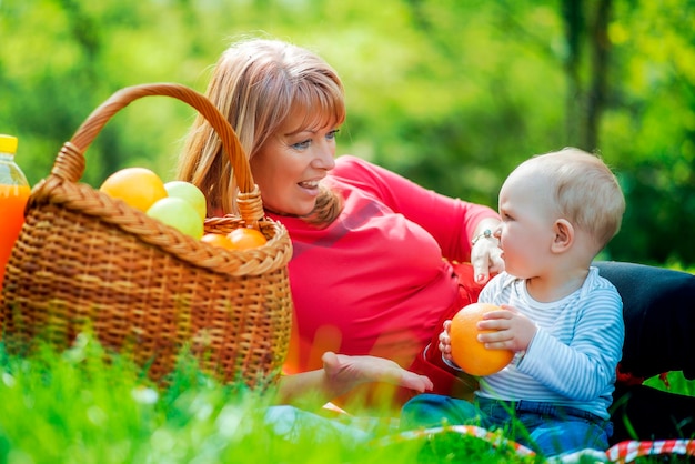 Mère espiègle s'amusant avec son bébé dans la nature