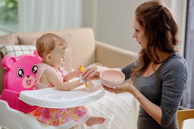 Mère essuyant les mains de sa fille