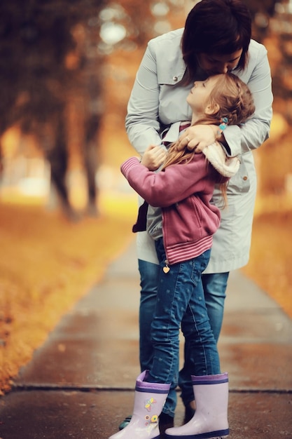 une mère étreignant sa fille, Autumn Park