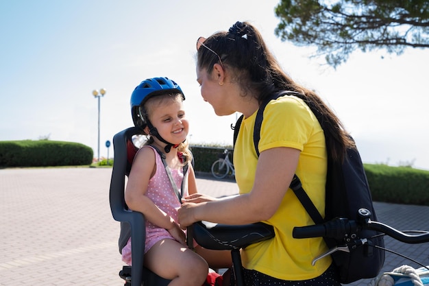 Mère faisant du vélo à l'extérieur