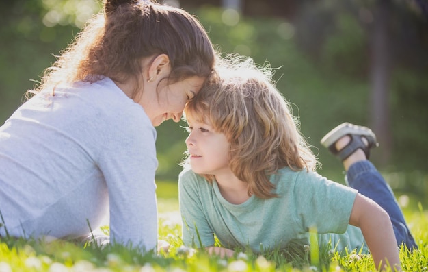 Mère de famille heureuse et fils enfant sur la nature