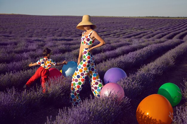 Mère de femme extravagante dans un costume blanc à pois multicolores