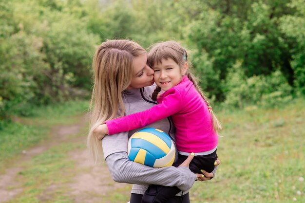 Mère et fille de 5 ans font du sport dans la nature