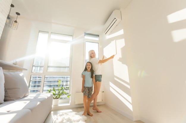 Mère Et Fille Accrochent Une Grande Toile Photo à La Maison