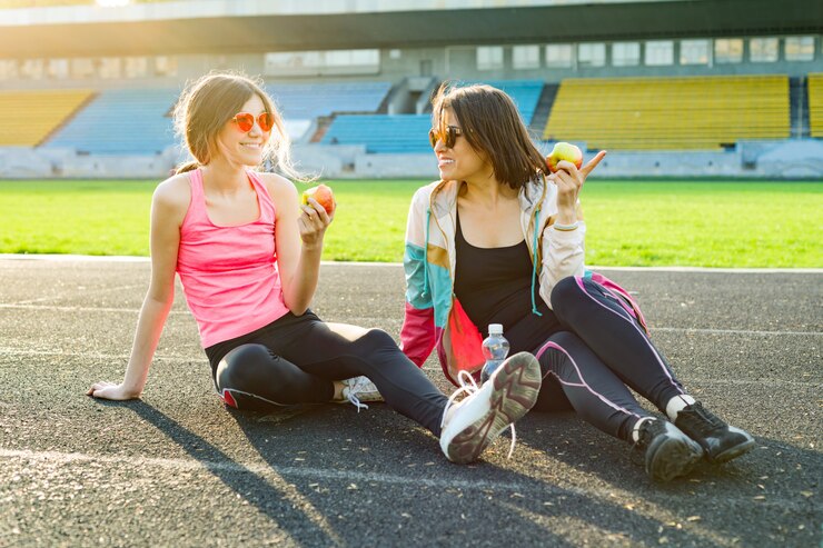 Mère et fille adolescente au repos après l'entraînement