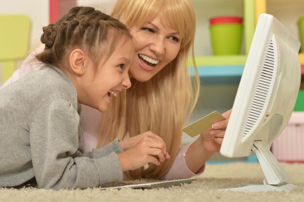 Mère et fille à l'aide d'un ordinateur